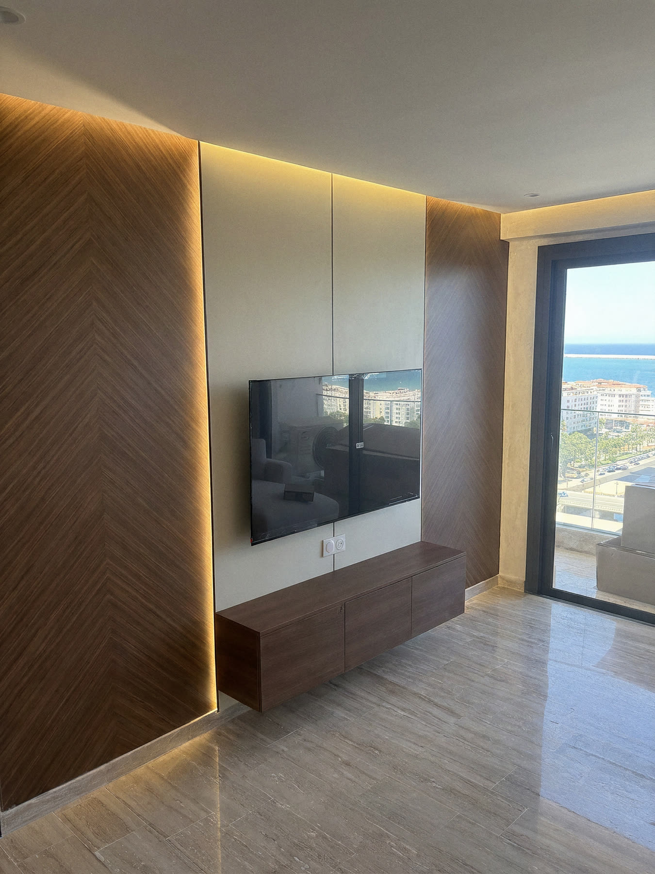 Mur TV fini avec meuble sur mesure et éclairage LED