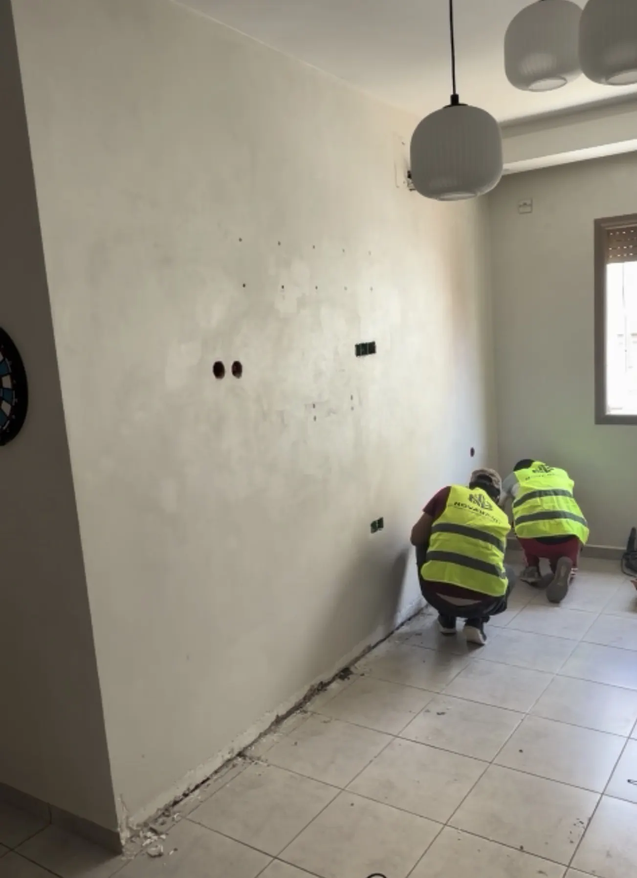 Avant : mur nu et défraîchi en cours de préparation, pose à sec sans casse ni poussière