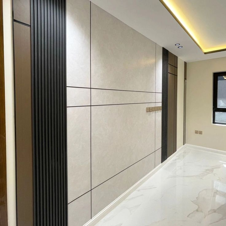 Couloir à panneaux beige et joints noirs, colonne à lames bois — بديل الشيبورد NovaBard Tanger