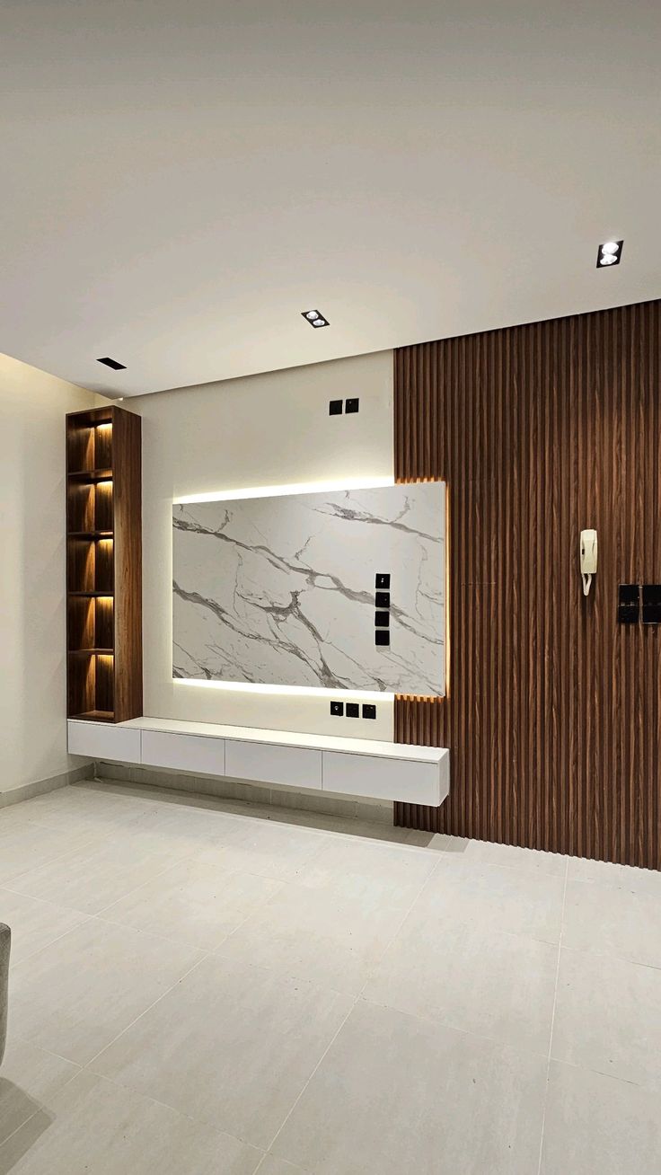 Mur bois avec niche TV en marbre blanc rétroéclairée — بديل الشيبورد NovaBard Tanger