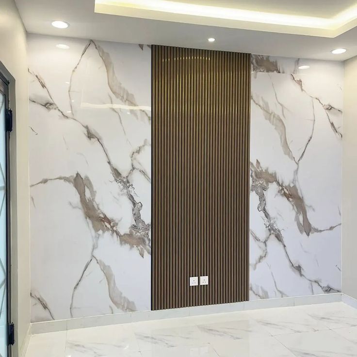 Mur marbre blanc avec bande de lames bois verticale — بديل الشيبورد NovaBard Tanger