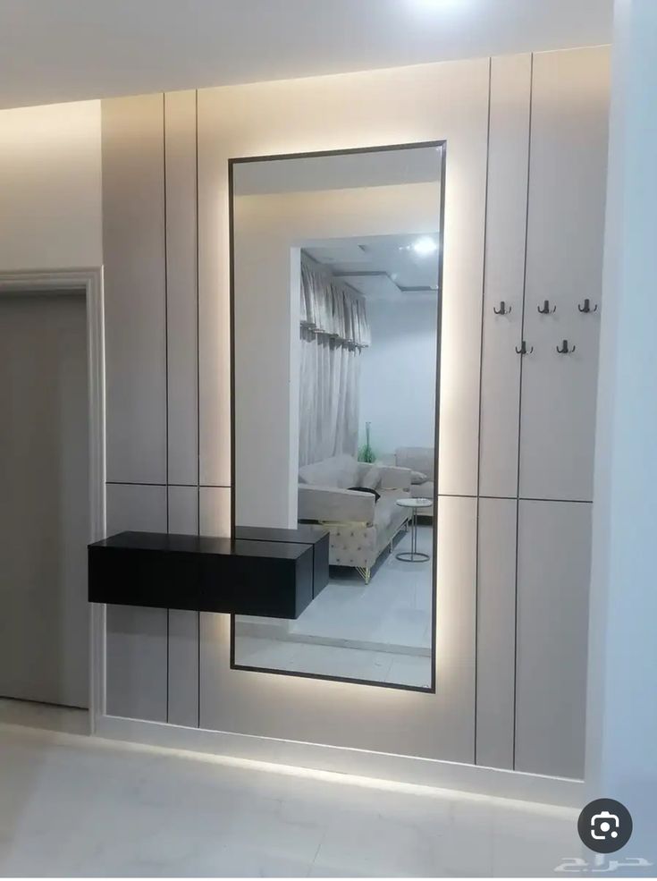 Entrée avec grand miroir, placards panneautés et console — بديل الشيبورد NovaBard Tanger