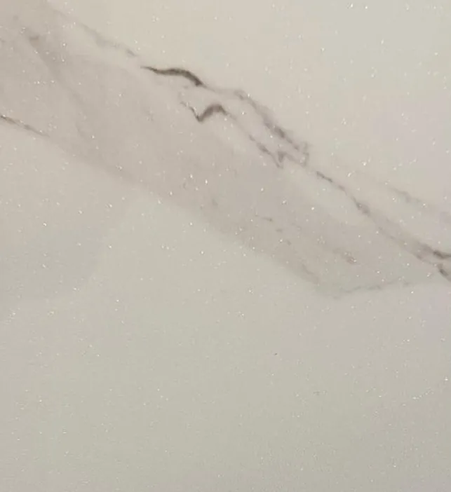 Gros plan sur le décor marbre Calacatta d'un panneau PVC