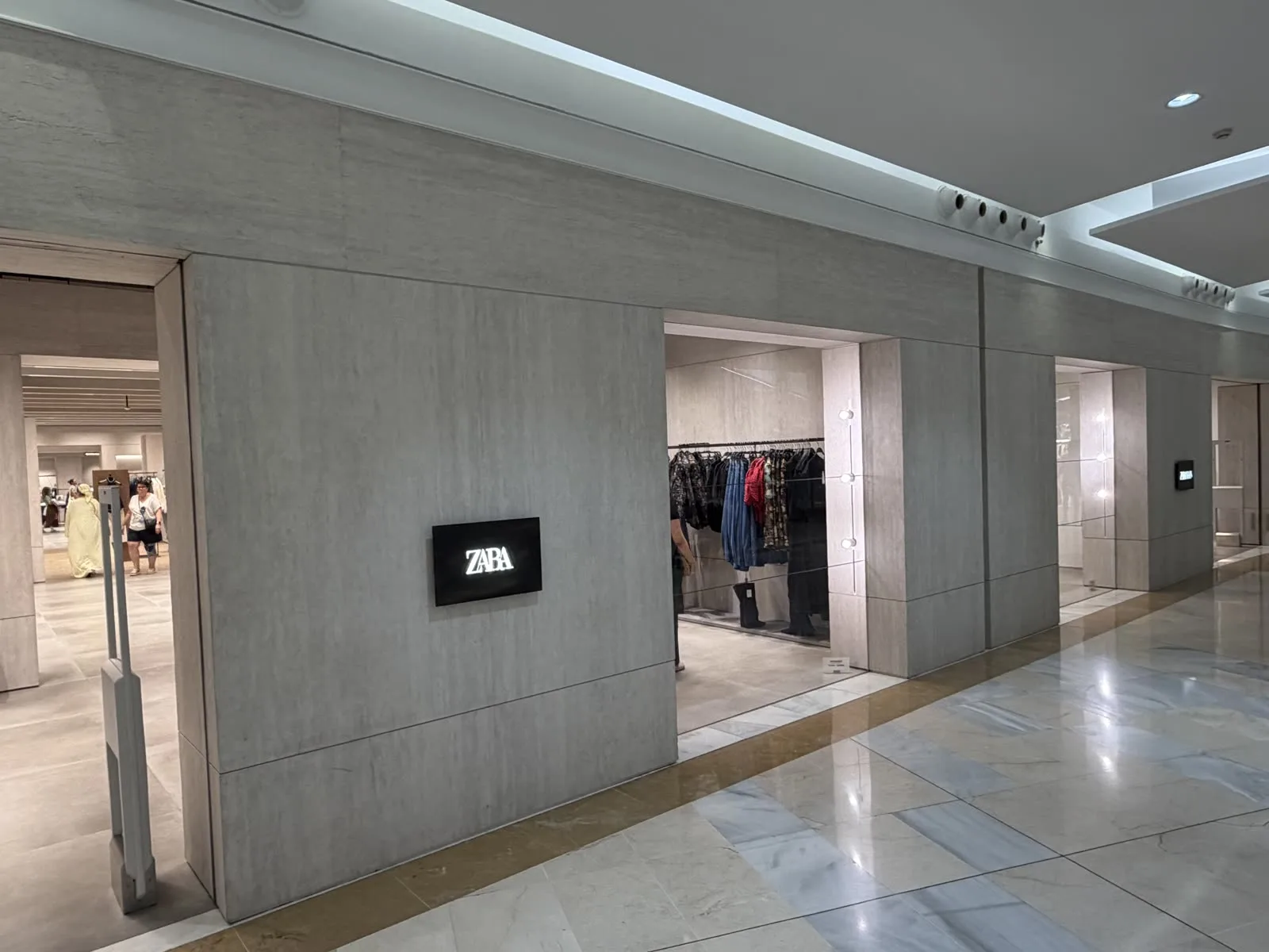 Façade d'une boutique Zara en Espagne habillée de feuille de pierre flexible travertin
